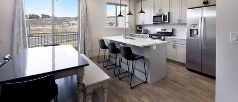 Een koelkast, een microgolfoven, een oven, een kookplaat