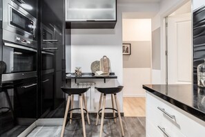 Kühlschrank, Mikrowelle, Herdplatte, Geschirrspüler