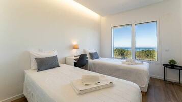 2 slaapkamers, een strijkplank/strijkijzer, internet, beddengoed