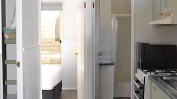 Beach Hut | Private kitchen | Full-size fridge, microwave, oven, stovetop