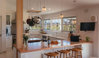 Tabla de planchar con plancha, wifi gratis y ropa de cama 