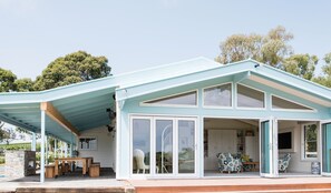 Villa Sophia (4 bedroom house) | Iron/ironing board, free WiFi, bed sheets - SOUMAH Wines (Gruyere)