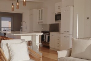 Chaumière luxueuse, 2 chambres, vue sur le vignoble | Aire de séjour | Téléviseur connecté de 55 po avec télévision numérique, foyer