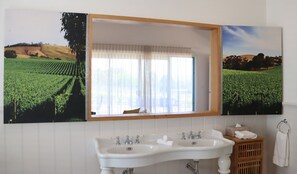 Baignoire et douche séparées, séchoir à cheveux
