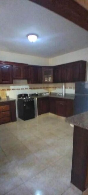 Refrigerador, parrilla de estufa y cafetera y tetera