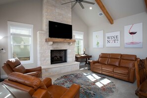 Smart TV, fireplace - Wine Not? & Opie & Omie's | Hot Tub | Firepit (Fredericksburg)