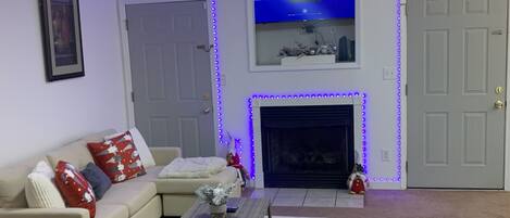 Smart TV, chimenea, libros