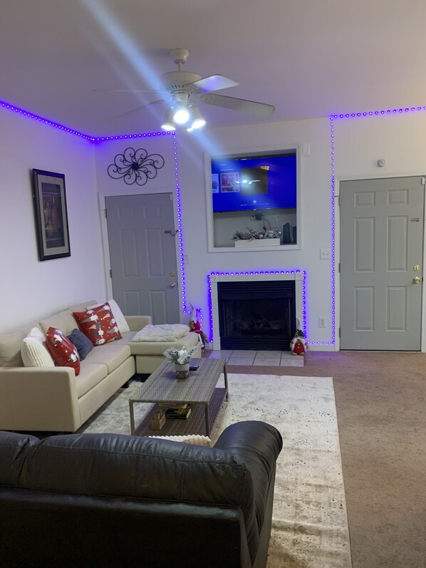 Älytelevisio, takka, kirjoja