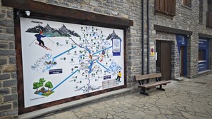 Explore the resort's ski trails and amenities with this detailed map, featuring Estación Involuntaria Formigal and Panticosa.