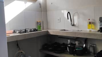 Apartamento básico, 1 cama de casal | Cozinha americana privada | Geladeira, cooktop, liquidificador