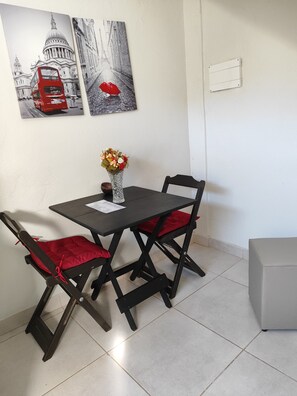 Apartamento básico, 1 cama de casal | Opções para refeição no quarto