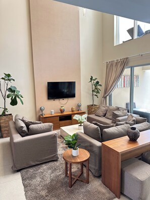 Living area - Snowman 3BDR Kissimmee Just 5 minutes from Disney! (Kissimmee)