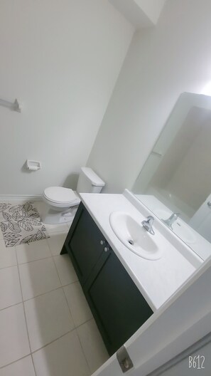 Secadora de cabello, bidet, toallas, jabón 