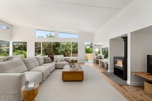 Smart-TV, Kamin, Bücher