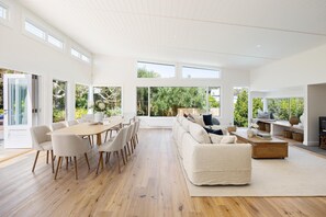 Smart-TV, Kamin, Bücher