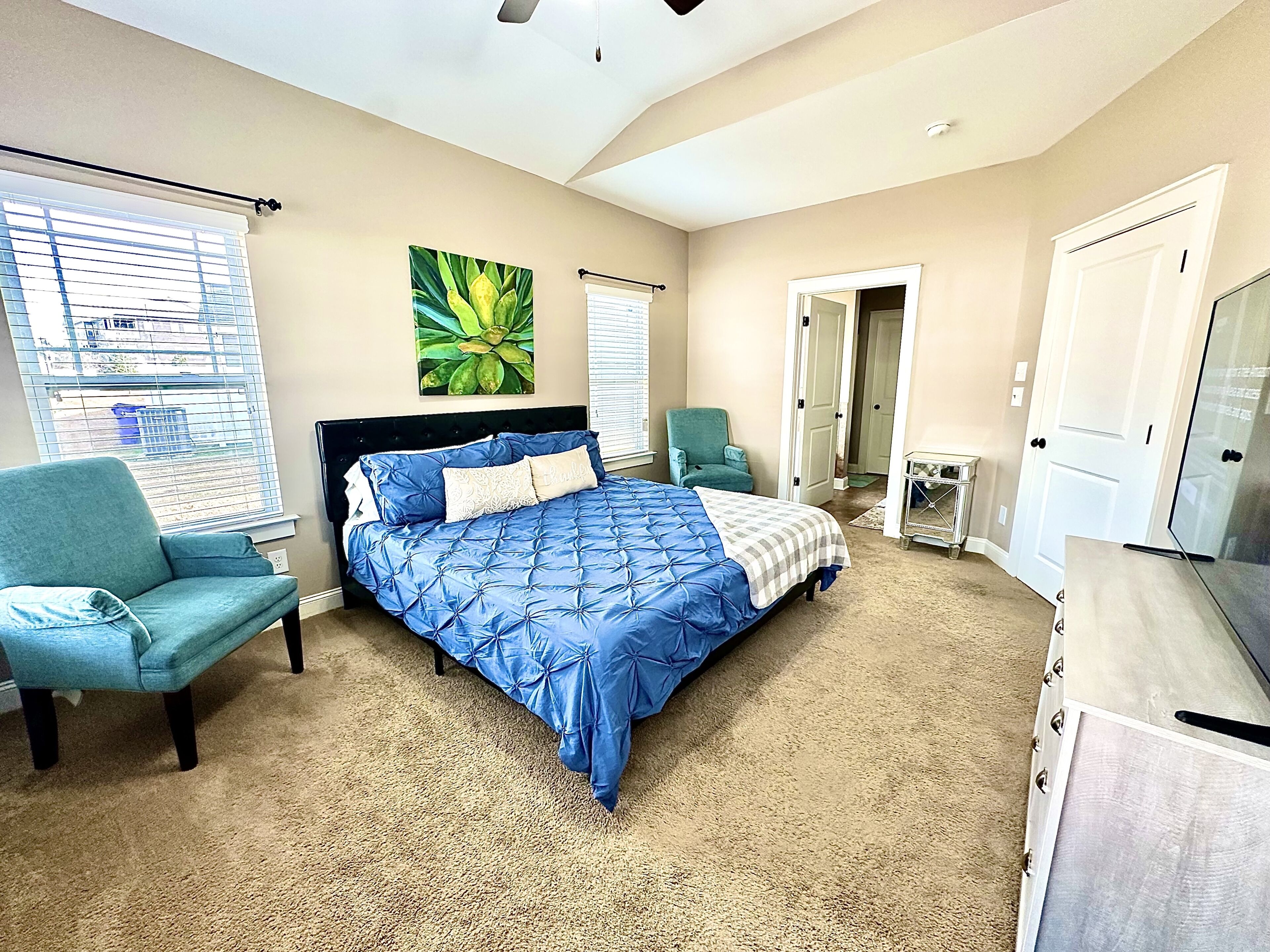 3 bedrooms, desk, iron/ironing board, free WiFi