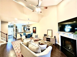 Smart TV, fireplace, books - ECU Pirate Country Getaway! First-floor Master, extra room, and separate office! (Greenville)