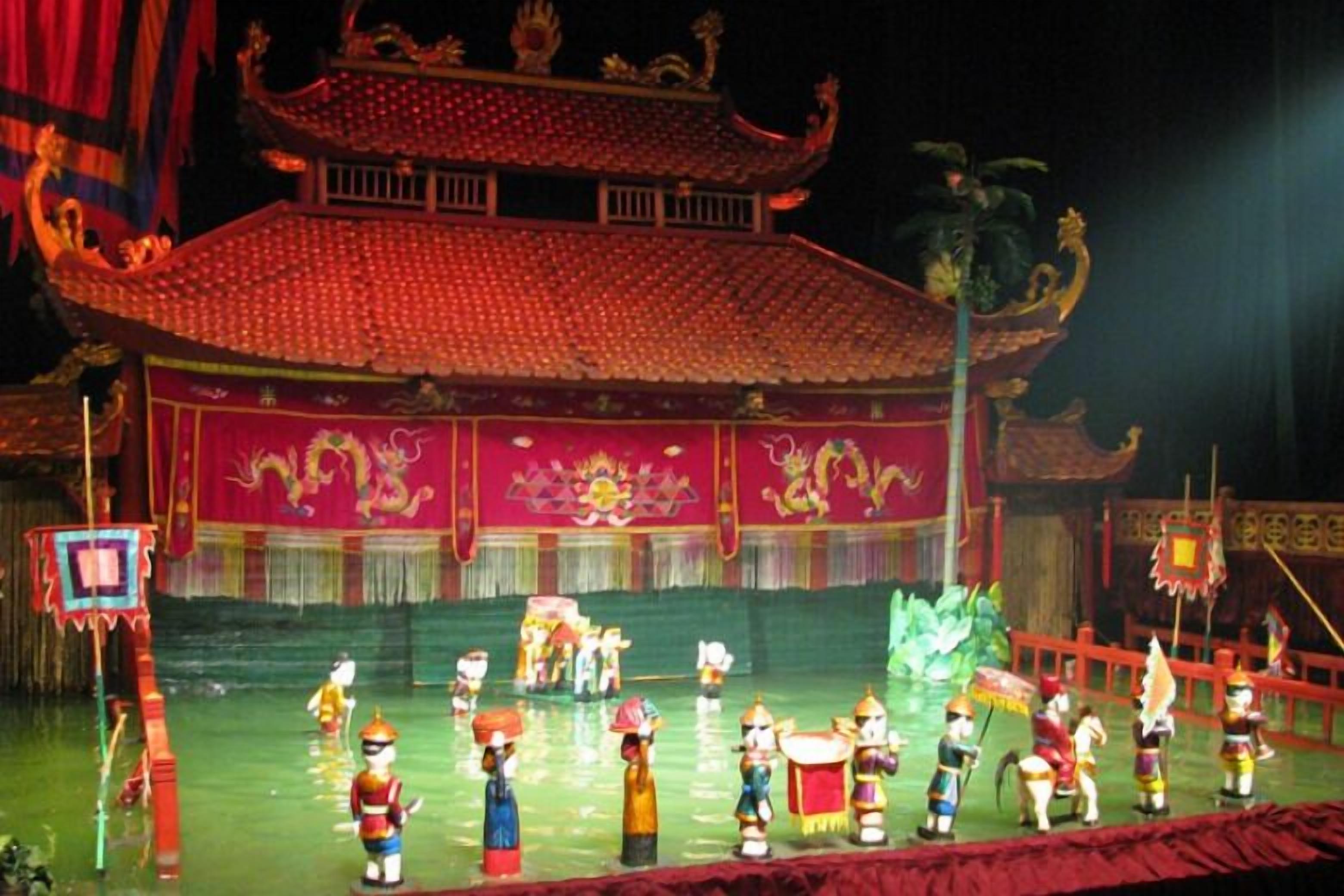 Een traditioneel Chinees podium met artiesten in kleurrijke kostuums.