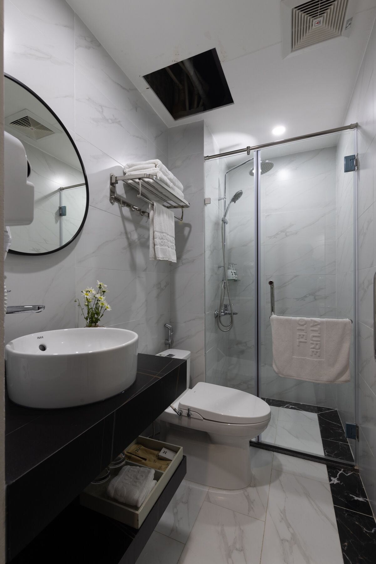Une salle de bain moderne avec un grand lavabo, des toilettes et une douche à parois de verre.