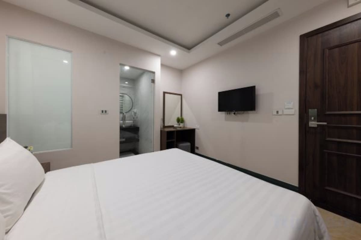 Premium bedding, down comforters, Select Comfort beds, desk