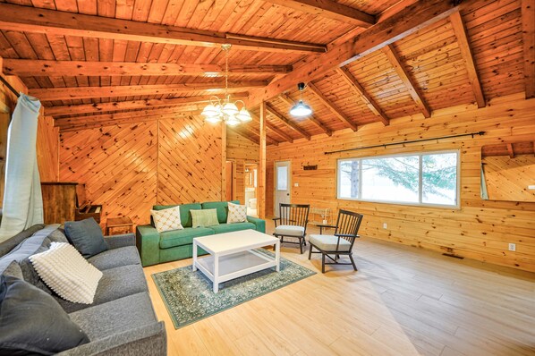 Smart TV, video games, foosball, table tennis - Jamtel Arden cottage - Kennebec Lake, Arden ON. (Arden)