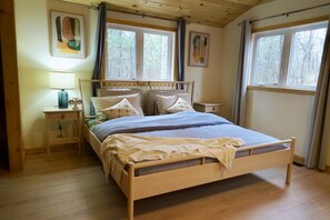 4 bedrooms, free WiFi, bed sheets - Jamtel Arden cottage - Kennebec Lake, Arden ON. (Arden)