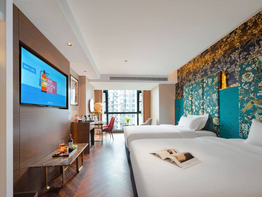 Escritorio y ropa de cama