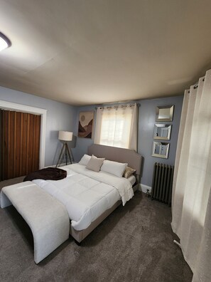 3 bedrooms, desk, WiFi, bed sheets