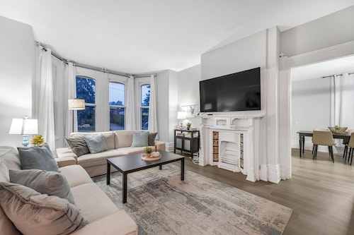 Beautiful Lakeside Heritage Home in Barrie
Bright and Spacious Stay