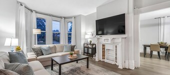 Beautiful Lakeside Heritage Home in Barrie
Bright and Spacious Stay