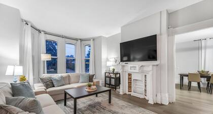 Beautiful Lakeside Heritage Home in Barrie
Bright and Spacious Stay