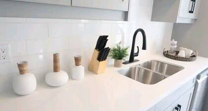 Beautiful Lakeside Heritage Home in Barrie
Bright and Spacious Stay