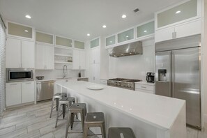 冷蔵庫、電子レンジ、オーブン、コンロ