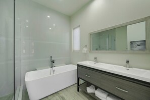 Een douche, handdoeken