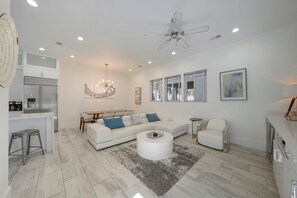 TV - White Sands - Luxury Home with Private Pool & Rooftop Deck (Destin)