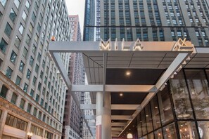 Exterior - Airy Loop Studio w/ Theater & Games, nr Millennium Park, by Blueground (Chicago)