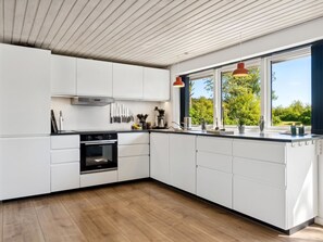 Kühlschrank, Geschirrspüler, Kochgeschirr/Geschirr/Besteck