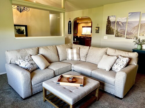 Modern Country Farmhouse:
Near Visalia & Sequoia National Park! 