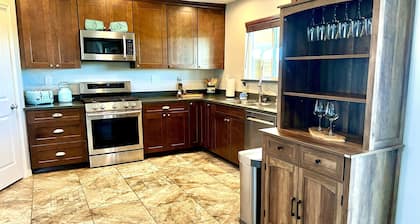 Modern Country Farmhouse:
Near Visalia & Sequoia National Park!