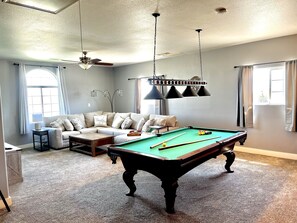 Smart TV, fireplace, books, video library - Modern Country Farmhouse:
Near Visalia & Sequoia National Park!  (Dinuba)