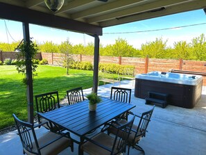 Outdoor dining - Modern Country Farmhouse:
Near Visalia & Sequoia National Park! (Dinuba)