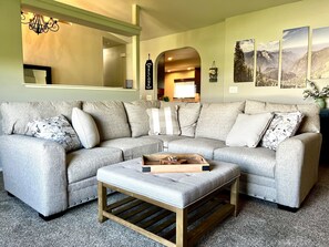 Smart TV, fireplace, books, video library - Modern Country Farmhouse:
Near Visalia & Sequoia National Park! (Dinuba)