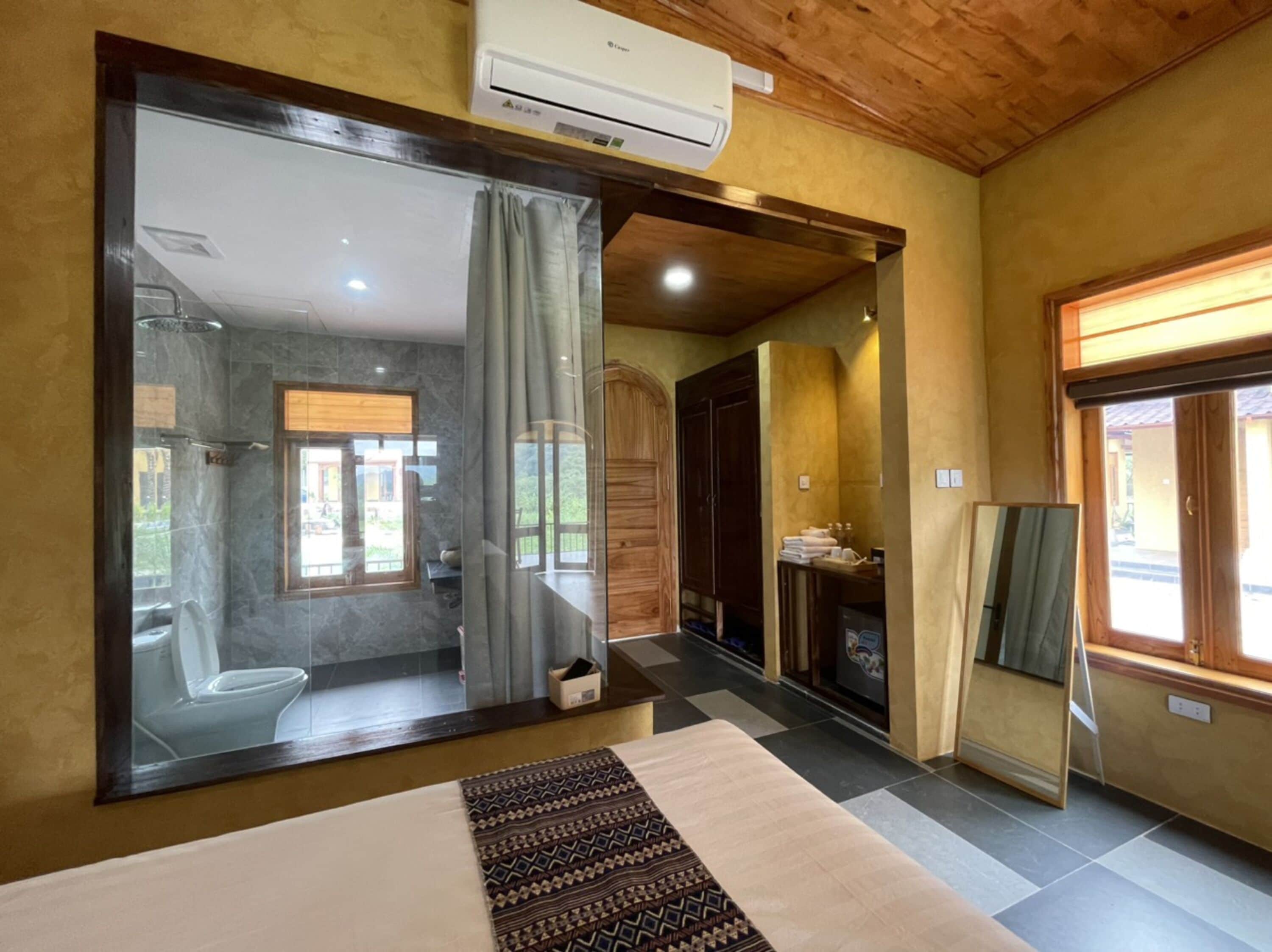 Un bagno moderno con uno specchio grande, una doccia e un water.