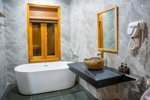 Suite estudio Premier, vistas a la piscina | Bañera profunda