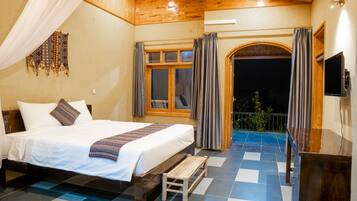 Studio Suite Premier, pemandangan kolam renang | 1 kamar tidur, seprai antialergi, minibar, dan Wi-Fi gratis