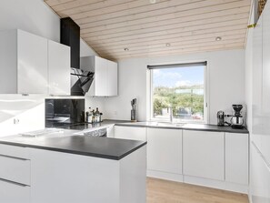 Kylskåp, mikrovågsugn, diskmaskin och grytor/köksredskap