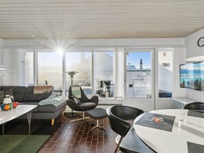 Una televisión, una chimenea