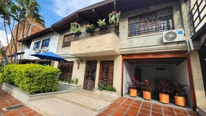 Front of property - Paisa Hostel Medellín (Medellín)