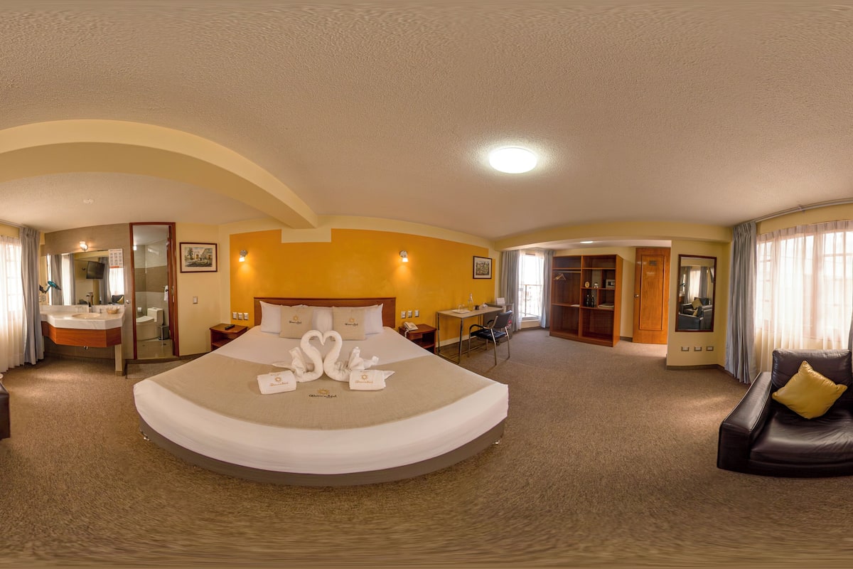 Superior Suite | Bathroom | Combined shower/bathtub, rainfall showerhead, designer toiletries