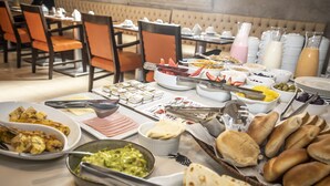 A buffet with various food items and utensils. - Maison du Soleil (Arequipa)